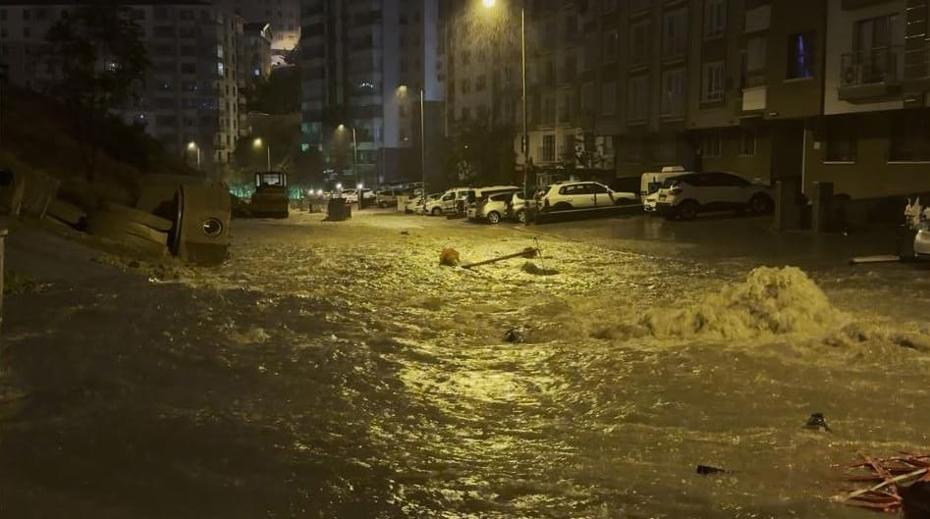 Ankara'da Sağanak Yağış ve Rögar Taşması Çevreyi Olumsuz Yönde Etkiledi