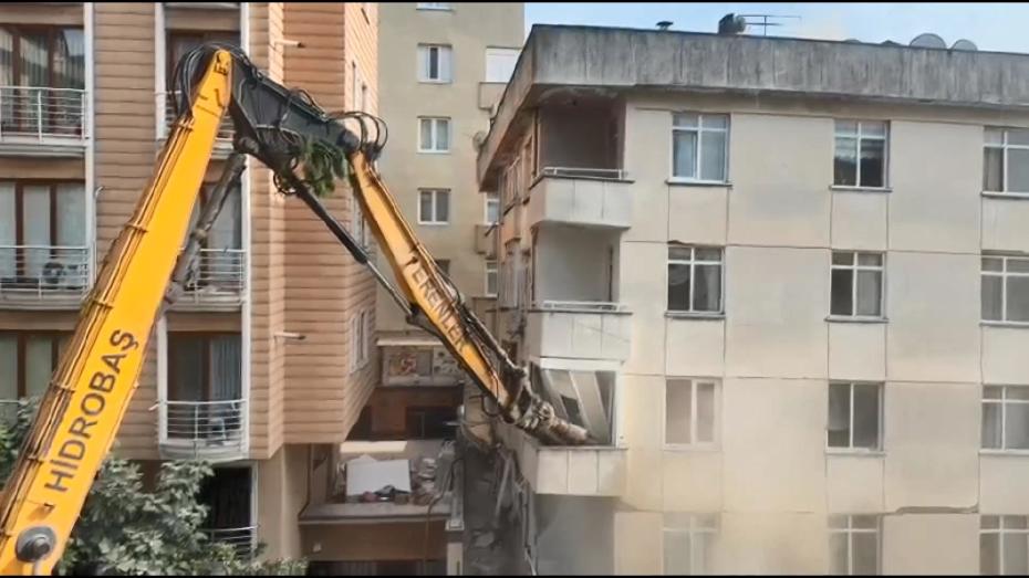 Maltepe'de Çöken Binada Kontrollü Yıkım Çalışmaları Devam Ediyor