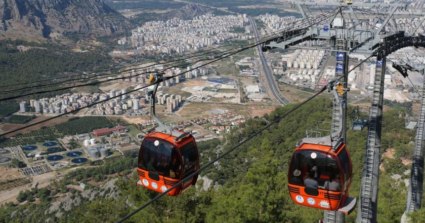 Antalya'da teleferik kazası: Devrilen vagonda 1 kişi hayatını kaybetti, 184 kişi havada mahsur kaldı