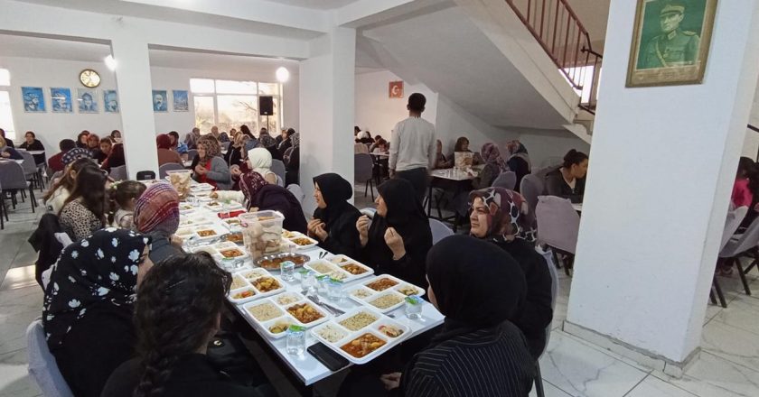 Ramazan ayında her gün 500 kişilik sofrayı ortaklaşa kuruyorlar.