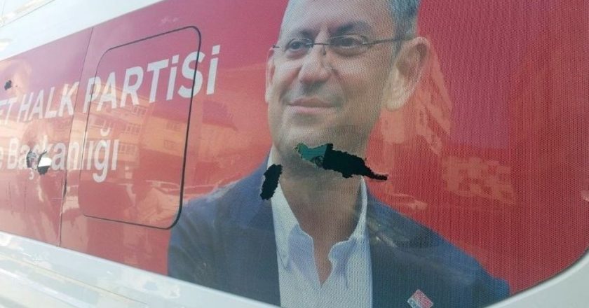 Samsun'da CHP aracına taşlı ve bıçaklı saldırı!  – Türkiye'den son dakika haberleri