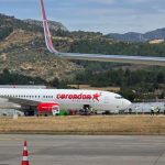 Antalya'da lastiği patlayan uçak otoparkta durduruldu: Pist uçuşlara açıldı