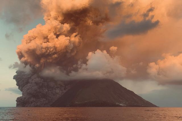 2024-07-05T114137Z_446585858_RC2ZO8A8KFD1_RTRMADP_3_İTALYA-VULCANO-STROMBOLI