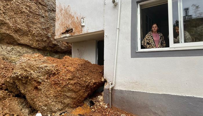 Şiddetli yağmur nedeniyle düşen kaya parçası evlerinin girişini kapattı… O kadar sarsıldılar ki aile deprem olduğunu sandı!