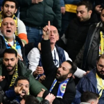 Fenerbahçe’de Eyüpspor yenilgisinin ardından gece yarısı kazası! Gialloblù taraftarları tesislere girdi…