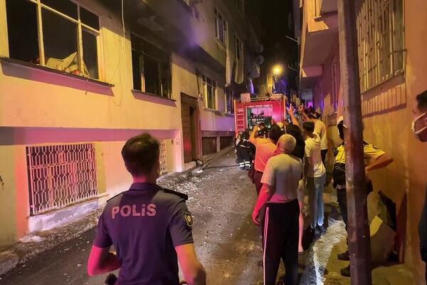 Samsun’da 3 katlı binada yangın: 3 kişi dumandan etkilendi