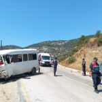 İşçi minibüsü ile hafif ticari araç çarpıştı: 14 yaralı