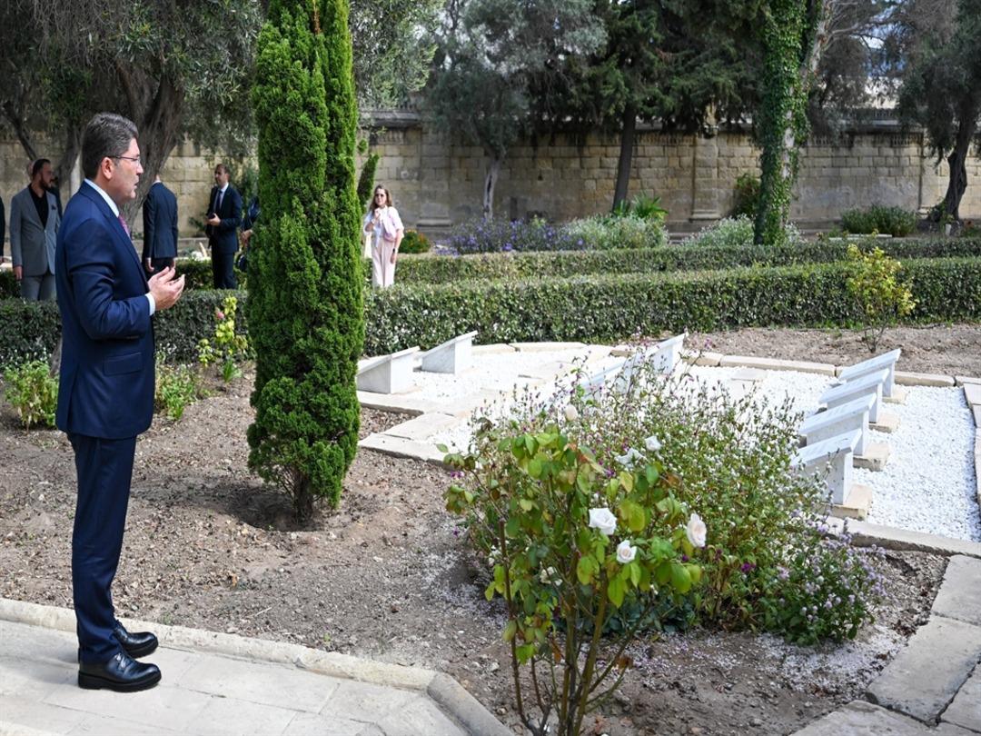 Adalet Bakanı Tunç, Malta 2 Türk şehitliğini ziyaret etti.