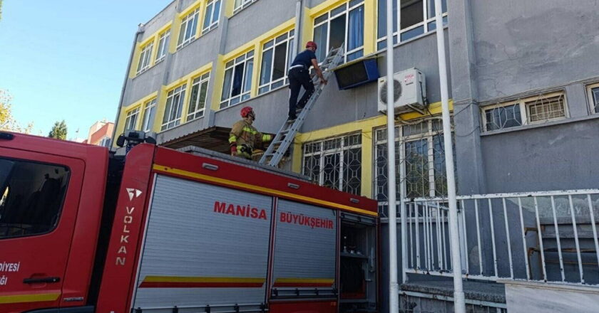 Okulda mahsur kalan 3 öğrenciyi itfaiye kurtardı – Son Dakika Türkiye Haberleri