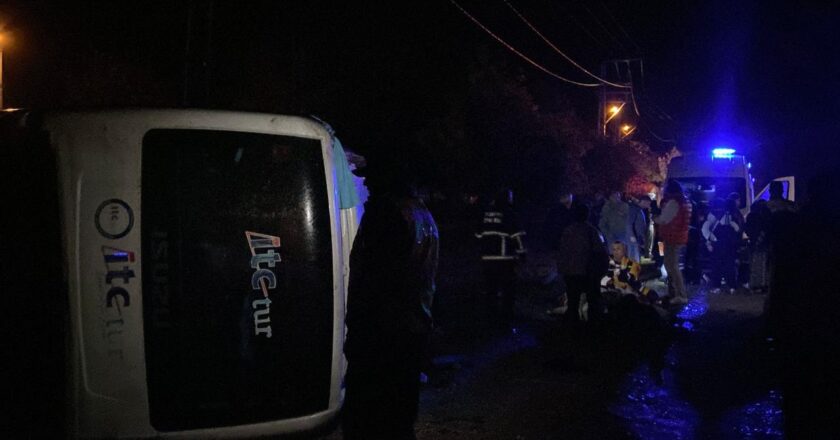 Kastamonu’da tur midibüsü devrildi – Son Dakika Haberleri