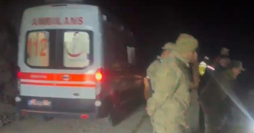 Ardahan’da kamyon devrildi! Sürücü hayatını kaybetti