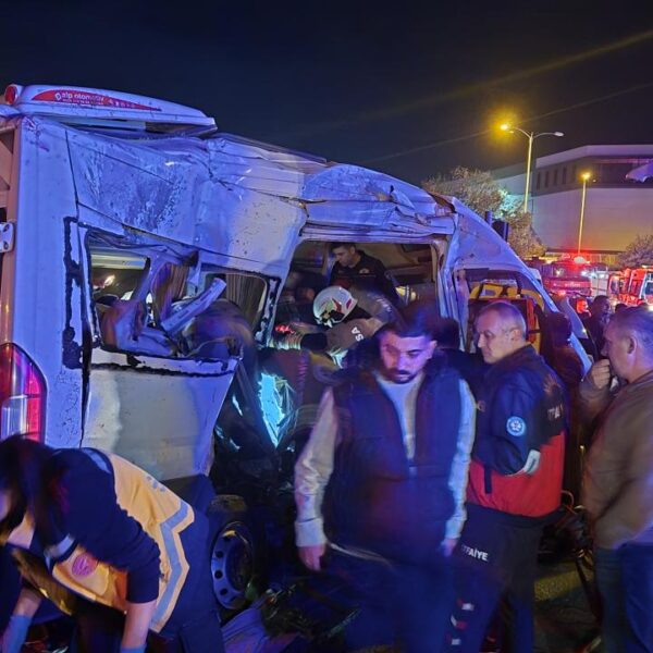 İzmir’de iki işçi servisinin çarpıştığı kazada 13 kişi yaralandı