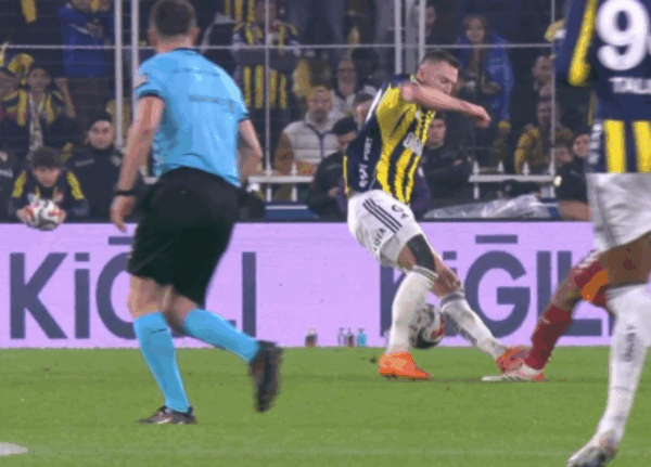 Dünya o anı tartışıyor! Maç biter bitmez gelen açıklama…