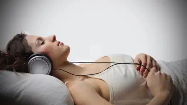 Uzmanlar: Müzik ve podcast ile uyumak, uyku kalitesini olumsuz etkiliyor